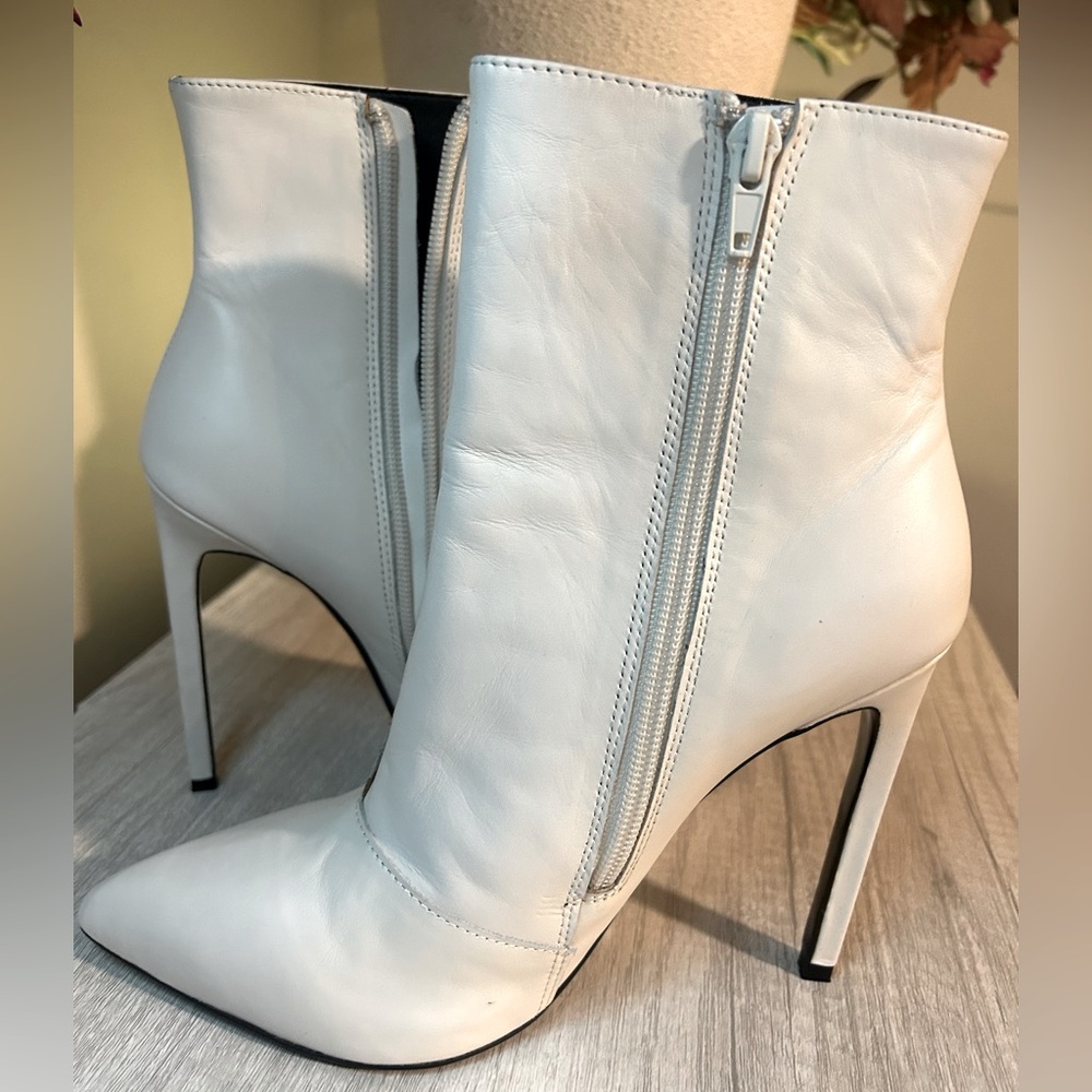 Tony Banco- white- size 8